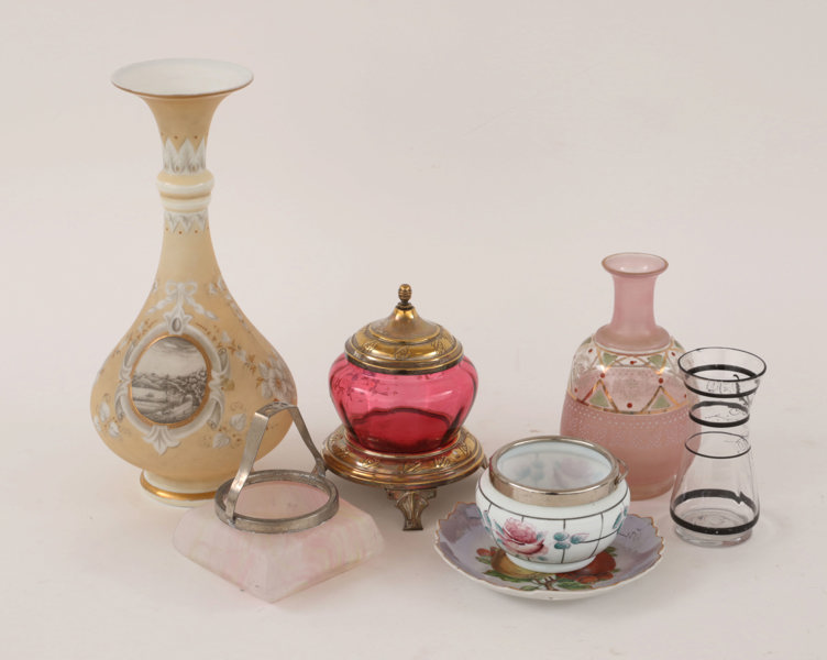 Glas och porslin 7 delar, omkring år 1900