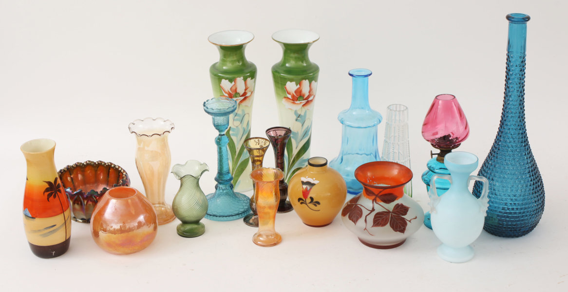 Parti glasföremål, mestadels 1900-talets första hälft