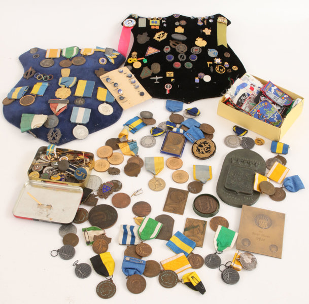 Parti medaljer, pins och märken