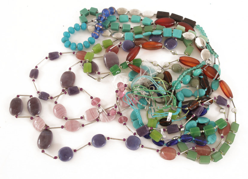 Parti halsband, bl.a. med naturstenar