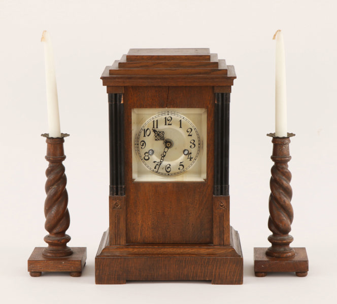 Bordsur med ljusstakar, 1900-talets första hälft