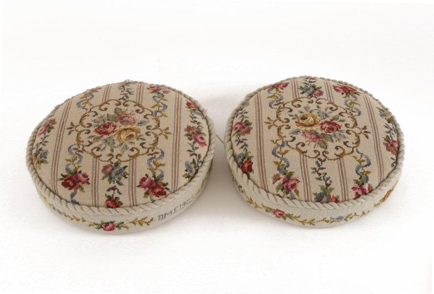 Fotpallar ett par, daterade 1965