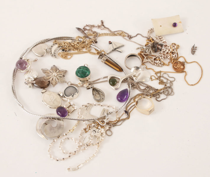 Parti smycken, mestadels i silver