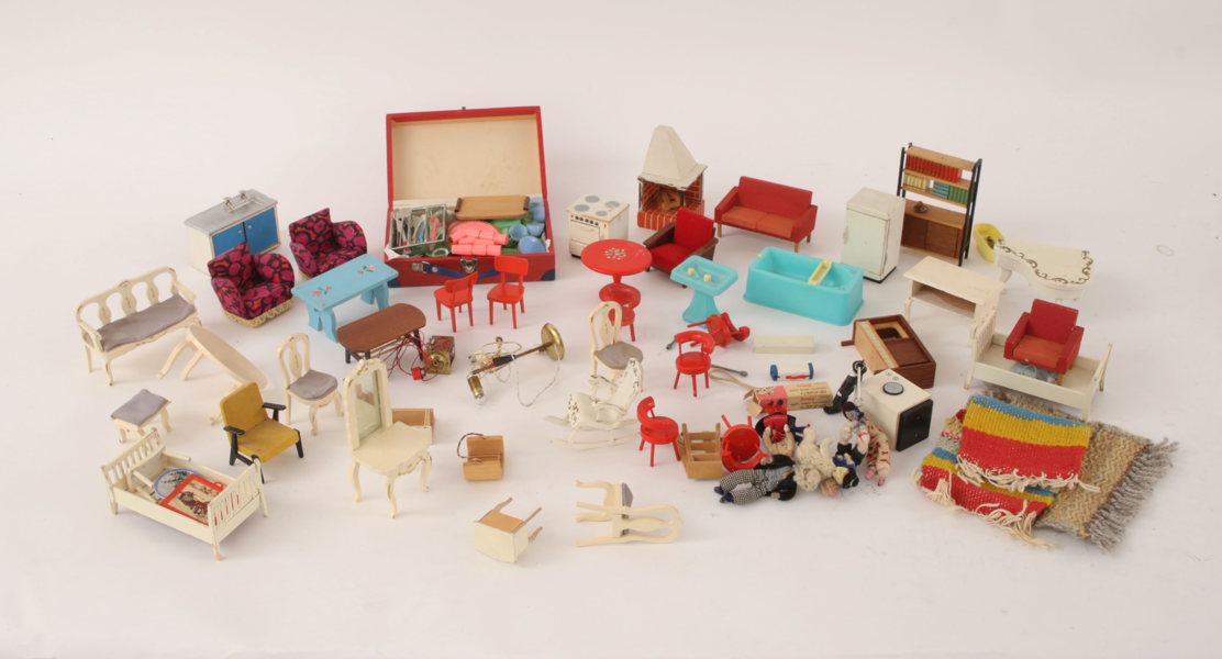 Parti dockhusmöbler, m.m.