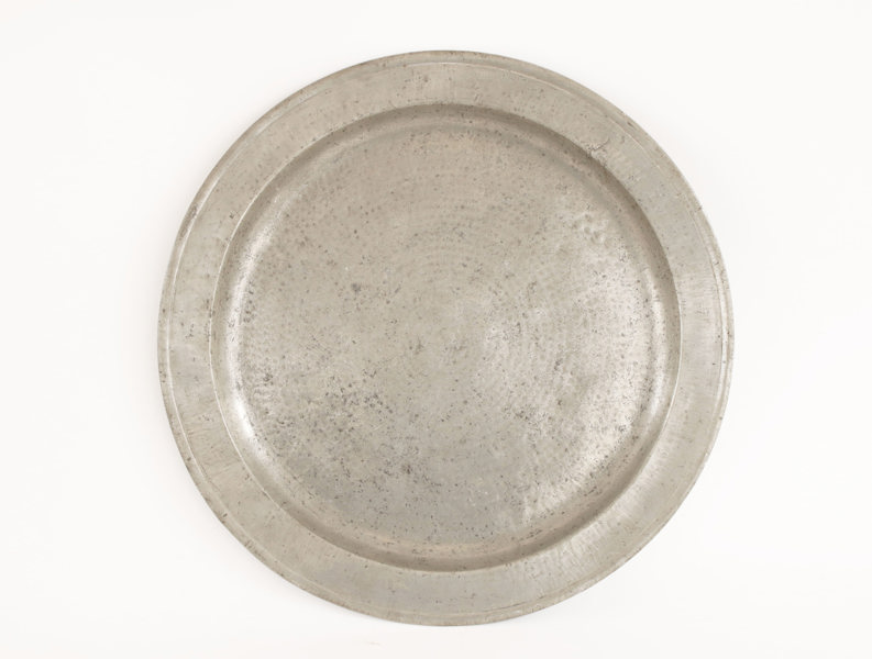 Stort fat i tenn, 1700-talets första hälft