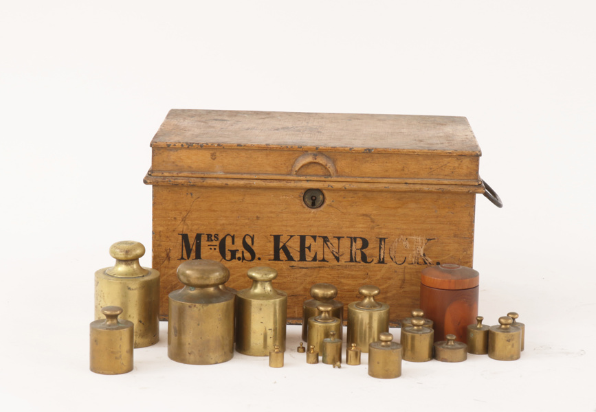 Skrin med mässingsvikter, 18/1900-tal