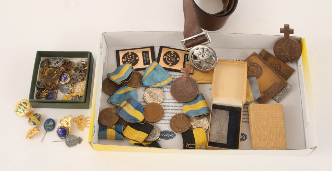 Parti medaljer, pins, m.m. bl.a. i silver