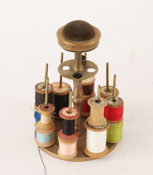 Sytrådsställ med nåldyna, omkring år 1900