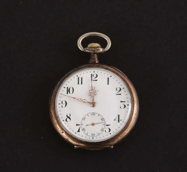 Fickur i silver, Omega