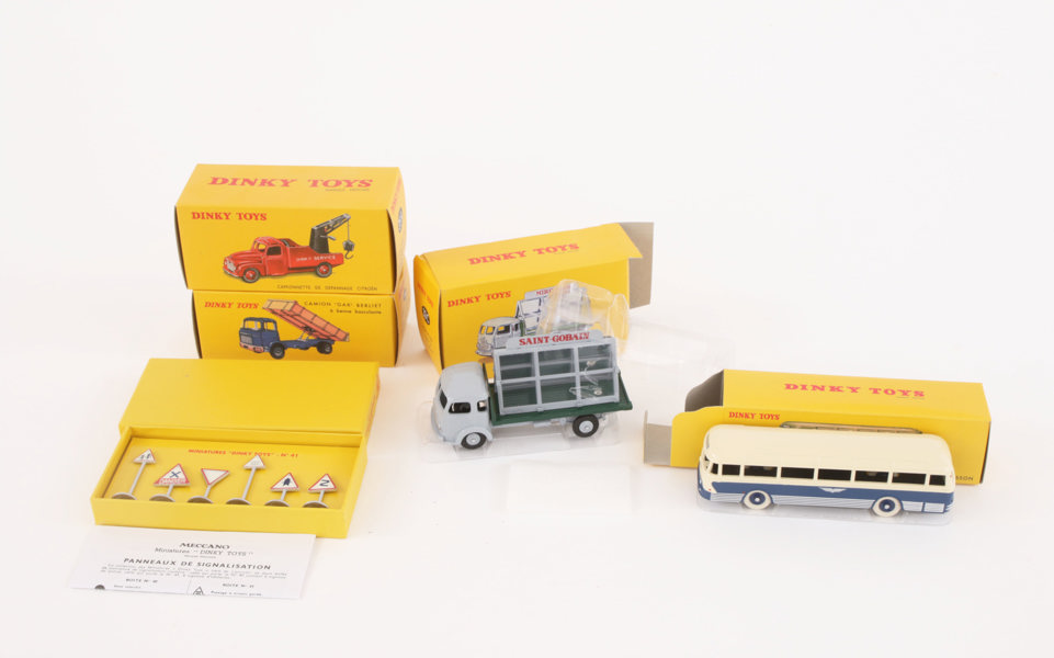 Bilar 4st samt vägmärken, "Dinky Toys", Mattel