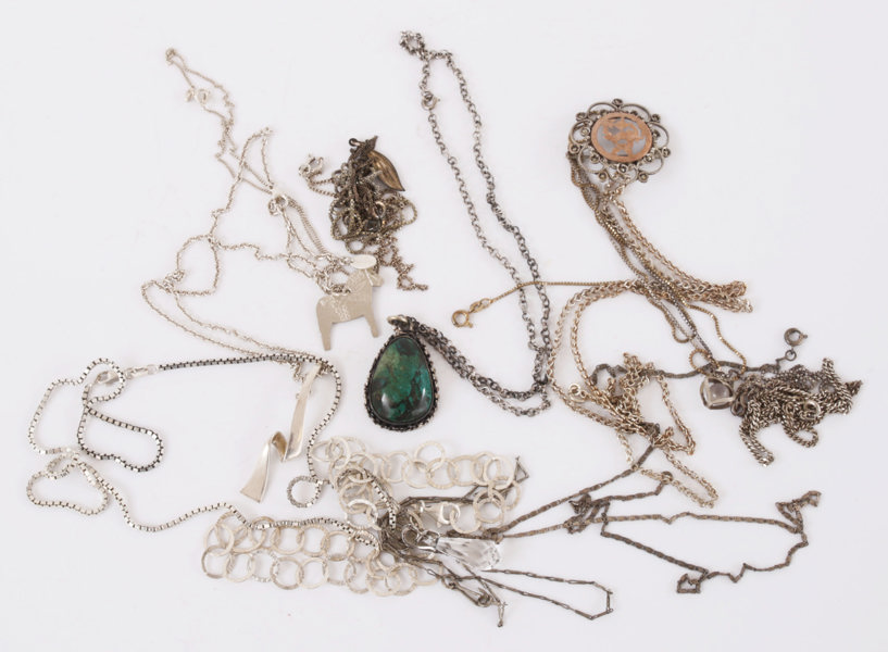 Parti silversmycken, mestadels halsband