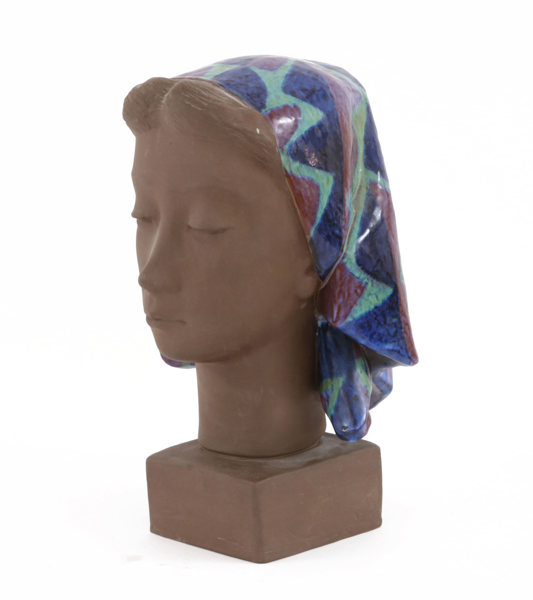 Byst, Johannes Hedegaard för Aluminia, Danmark