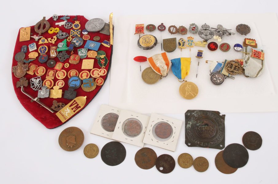 Parti märken, medaljer, m.m. 