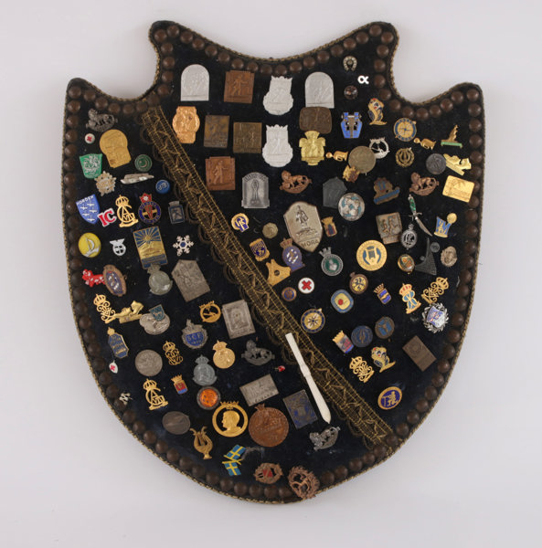 Medaljsköld med pins och märken, mestadels 1900-talets första hälft