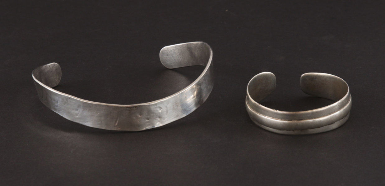 Hals- och armring i tenn, bl.a. J.Hull, Danmark