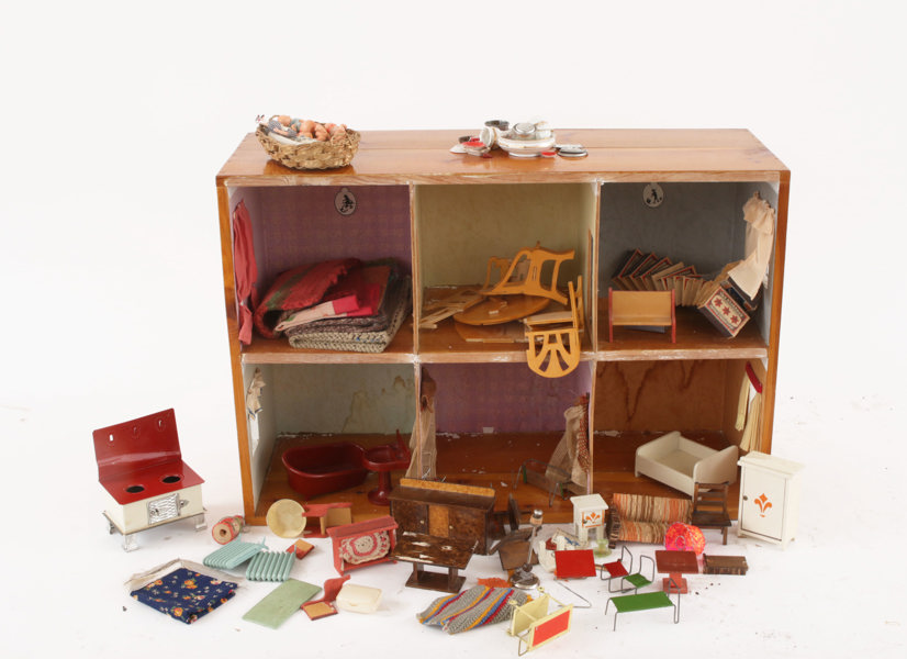 Dockskåp med inredning