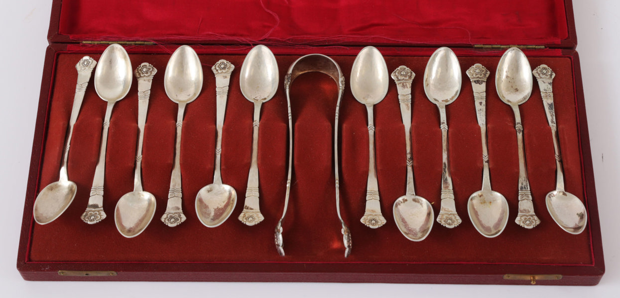Kaffeskedar 12st och sockertång, silver, C.G.Hallberg, Stockholm, bl.a. 1905