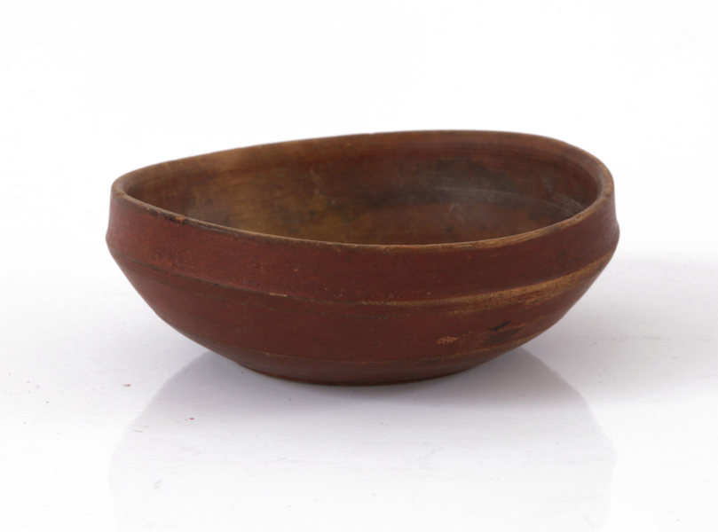 Svarvskål, allmoge, daterad 1833