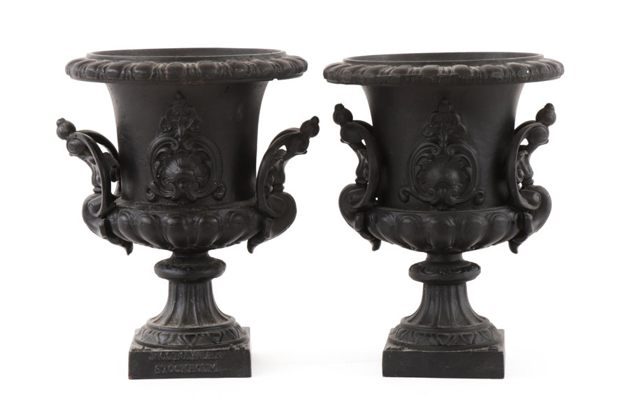 Trädgårdsurnor ett par, samtida tillverkning