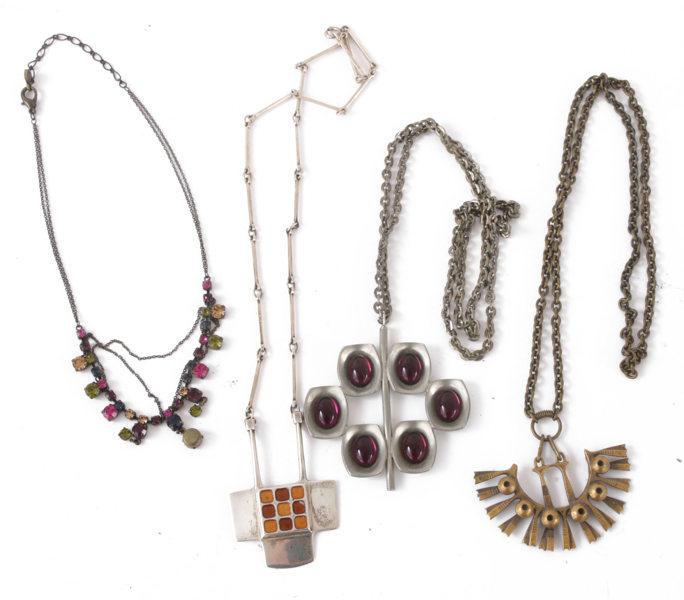 Halsband med hängen 4st