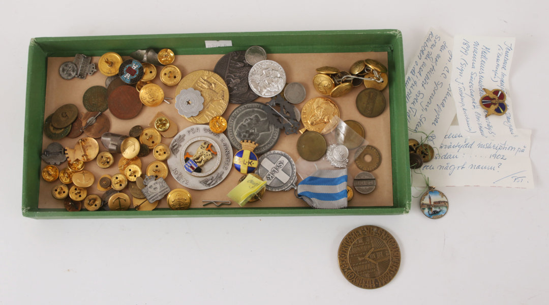 Parti medaljer, knappar, m.m.
