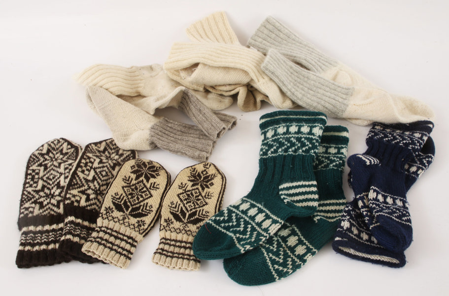 Parti stickade vantar och sockor
