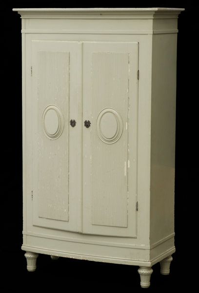 Klädskåp, gustaviansk stil, 1900-talets första del