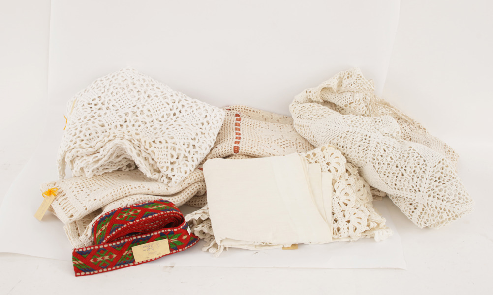 Parti virkade överkast, gardiner, band, m.m.