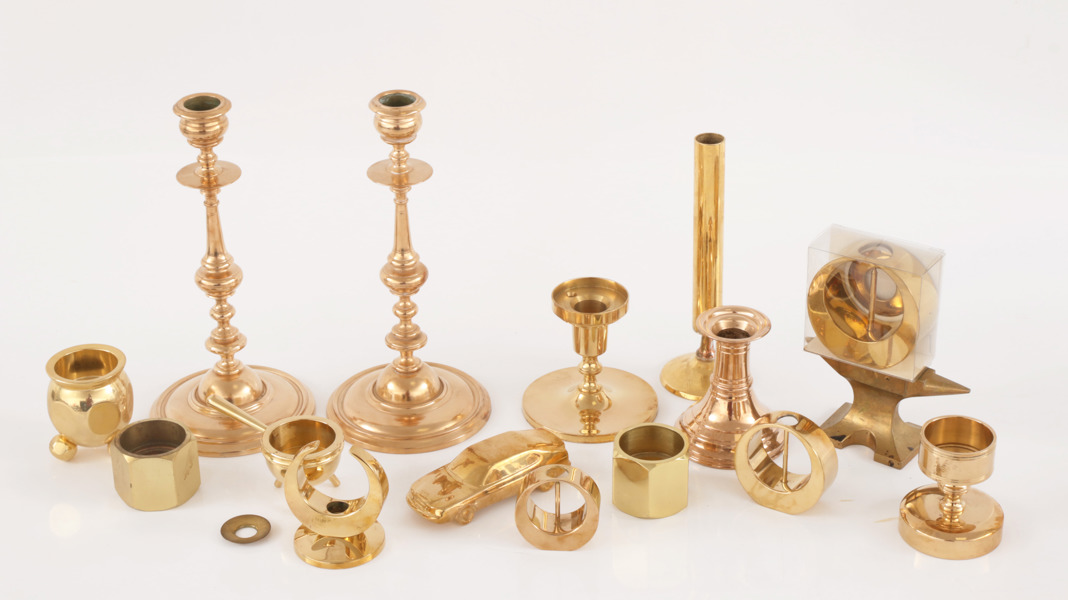 Parti mässingsföremål