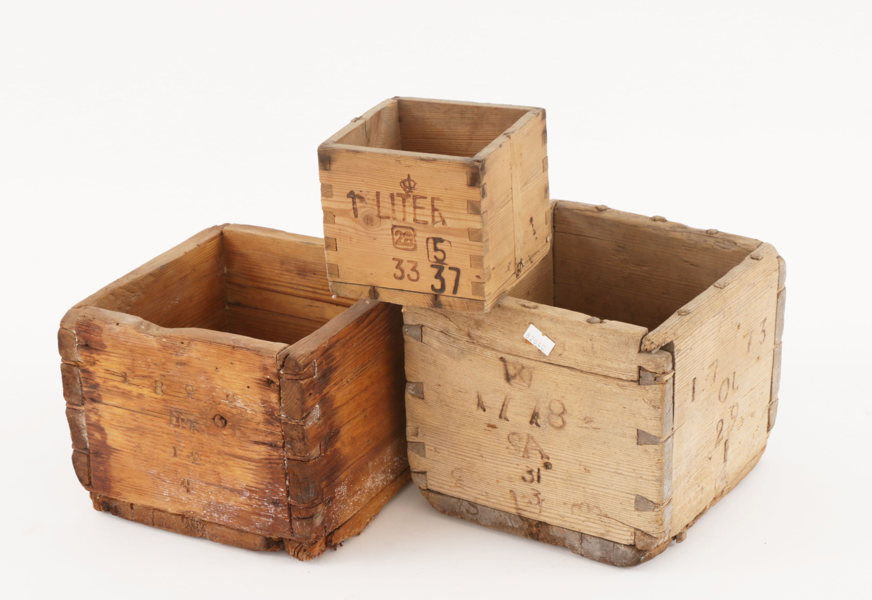 Trämått 3st, bl.a. daterad 1737