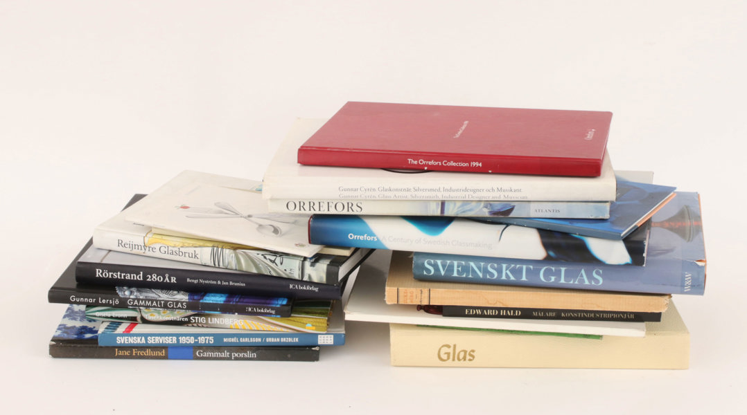 Parti böcker, rörande glas och keramik