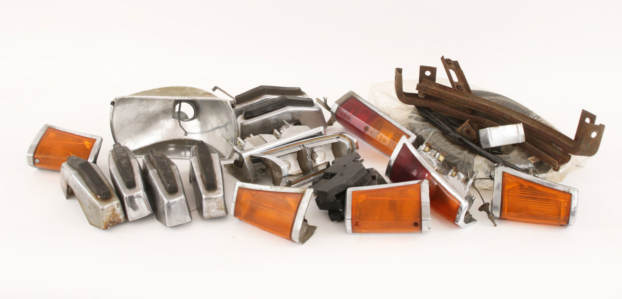 Parti äldre bildelar, bl.a. Ford