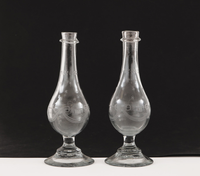 Vinägerflaskor ett par, sengustavianska, 1800-talets början