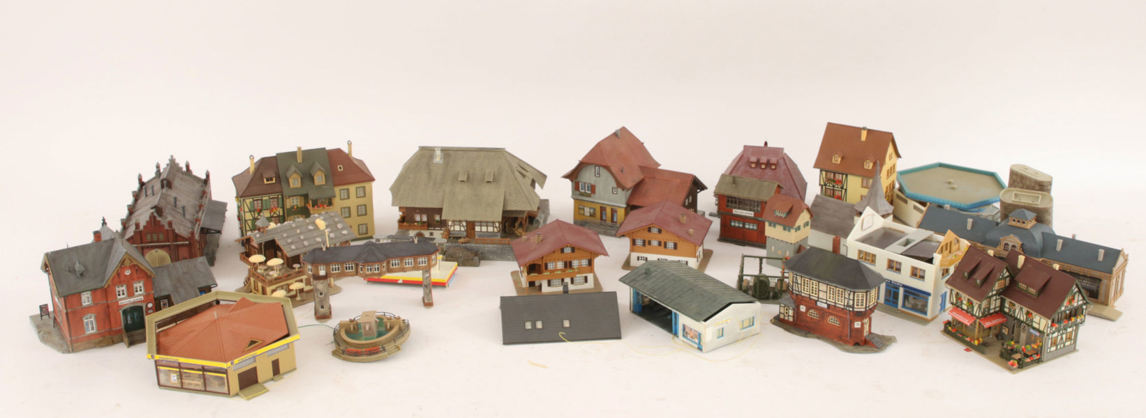 Parti tågbanebyggnader, bl.a. Vollmer, Kibri