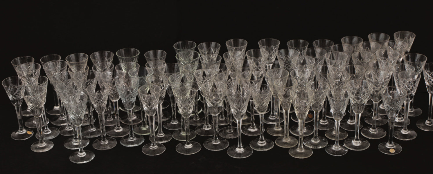 Stort parti snaps- och starkvinsglas, bl.a. Glimma