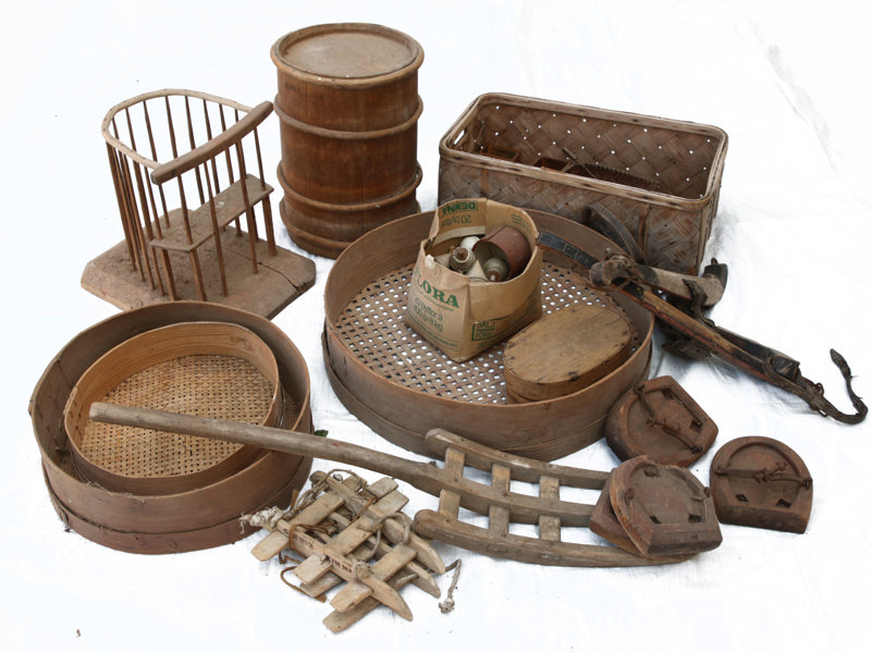 Parti allmogeföremål, mestadels 1800-tal