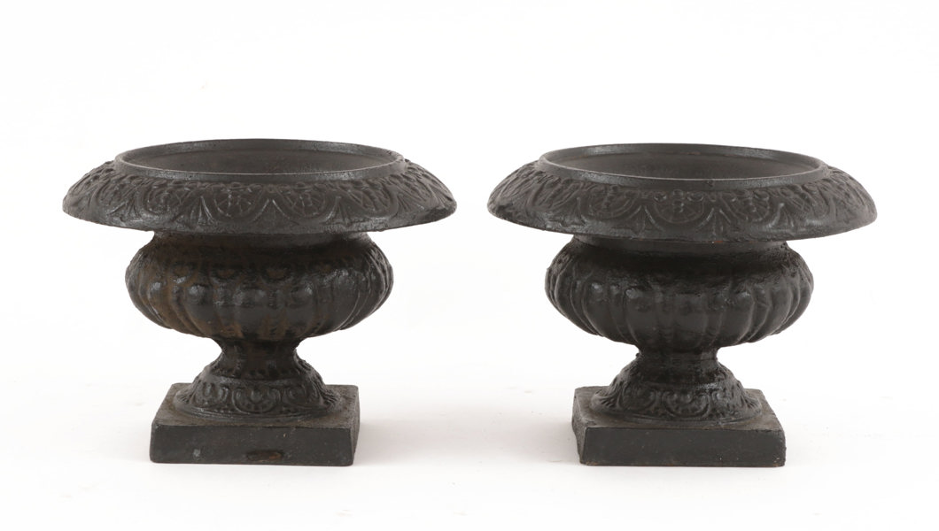 Trädgårdsurnor ett par, samtida