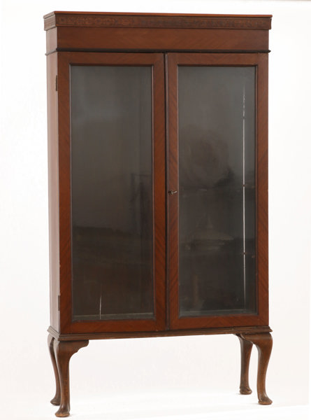 Vitrinskåp, 1900-talets första hälft