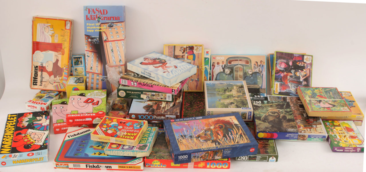 Parti äldre pussel och sällskapsspel