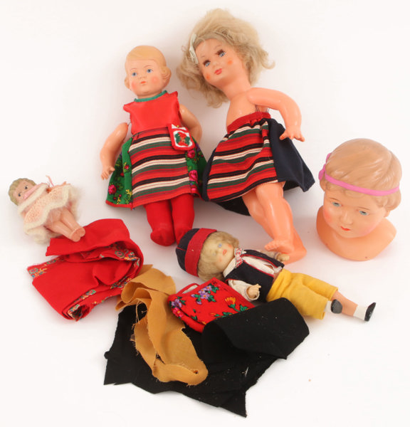 Parti dockdelar och folkdräktsdelar, bl.a. Schildkröte