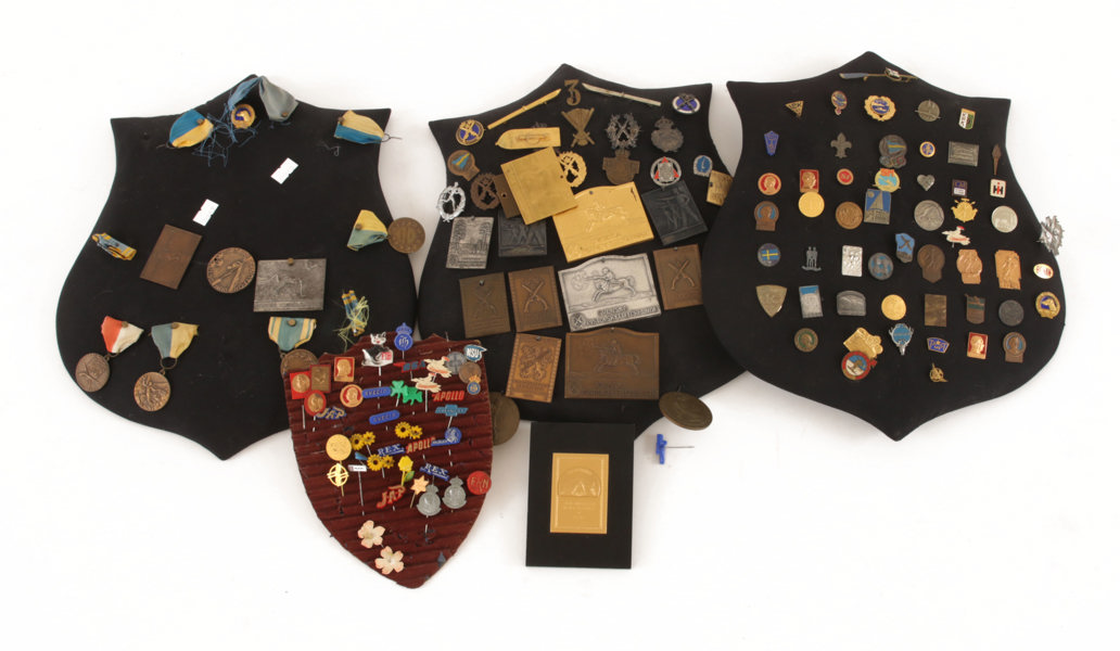 Medaljsköldar 4st med medaljer och märken, bl.a. 1900-talets första hälft