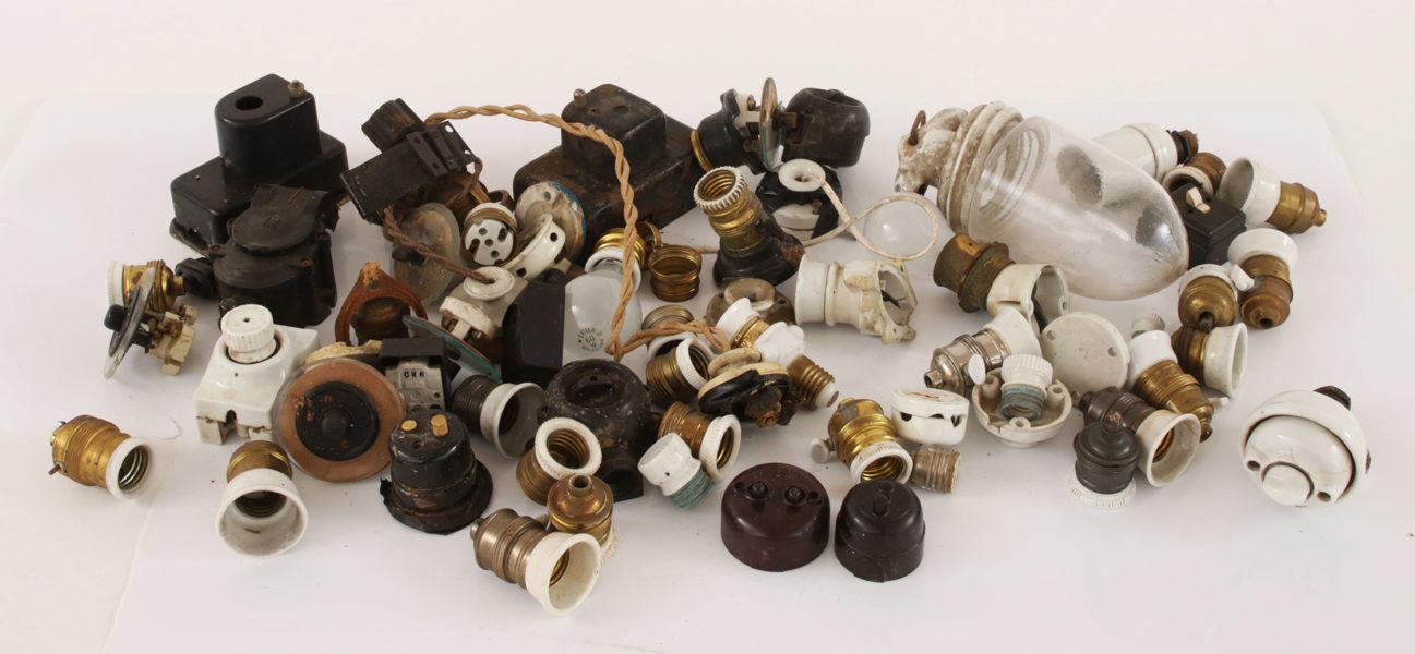 Parti isolatorer, strömbrytare, lampdelar, m.m. 1900-talets första hälft