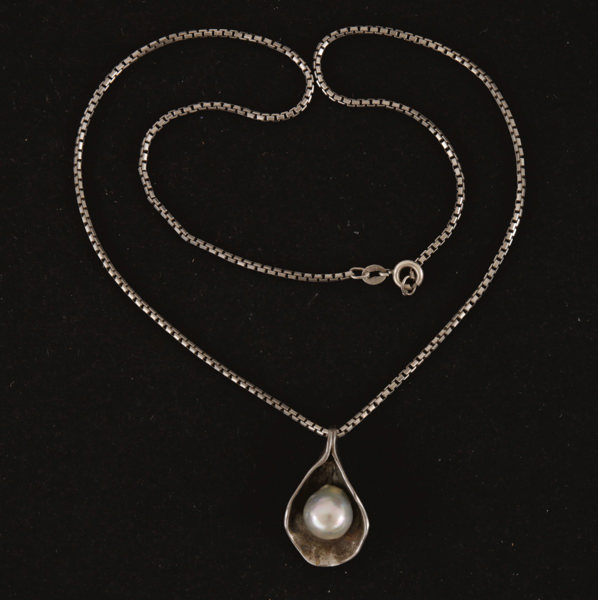 Halsband med hänge, silver