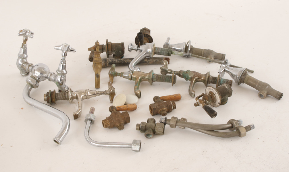 Parti äldre kranar och blandare