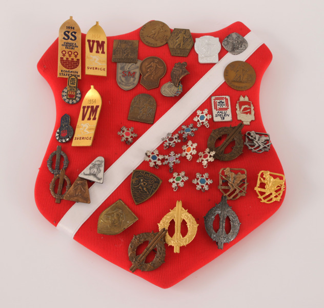 Medaljsköld med märken, bl.a. Vasaloppet