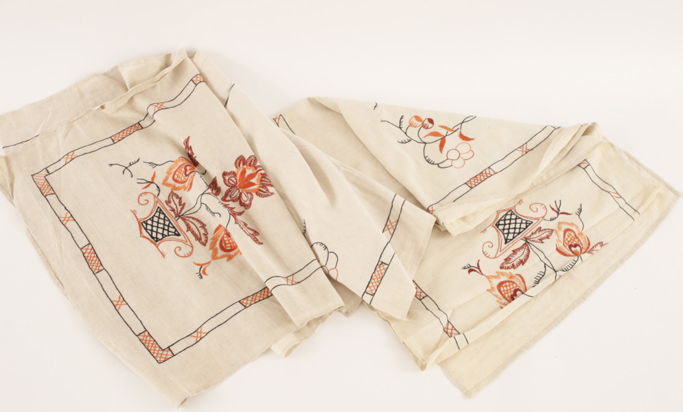 Gardiner ett par samt duk, 1900-talets första hälft