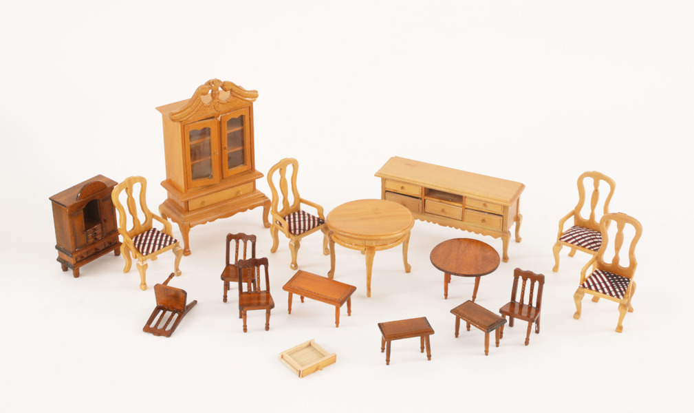 Parti dockskåpsmöbler