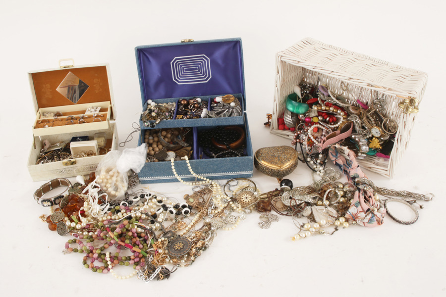 Stort parti bijouterier, bl.a. silver