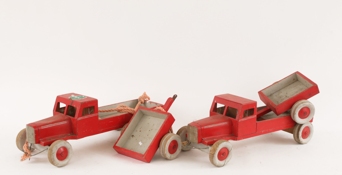 Leksakslastbilar 2st, omkring 1900-talets mitt