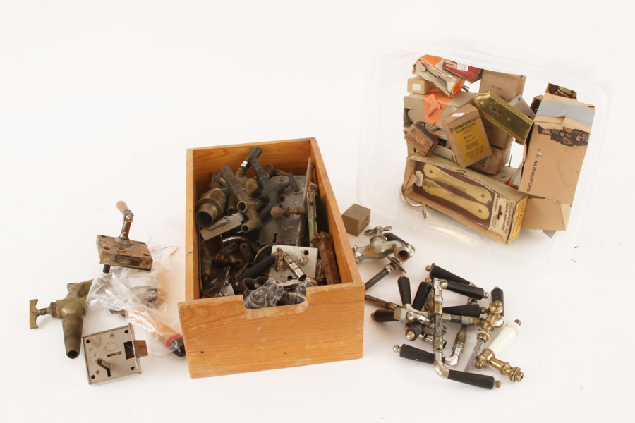 Parti dörrhandtag, beslag, kranar, m.m.